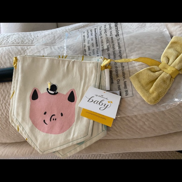 SALE‼️ Hallmark baby pig bunting nursery decor - Picture 6 of 6